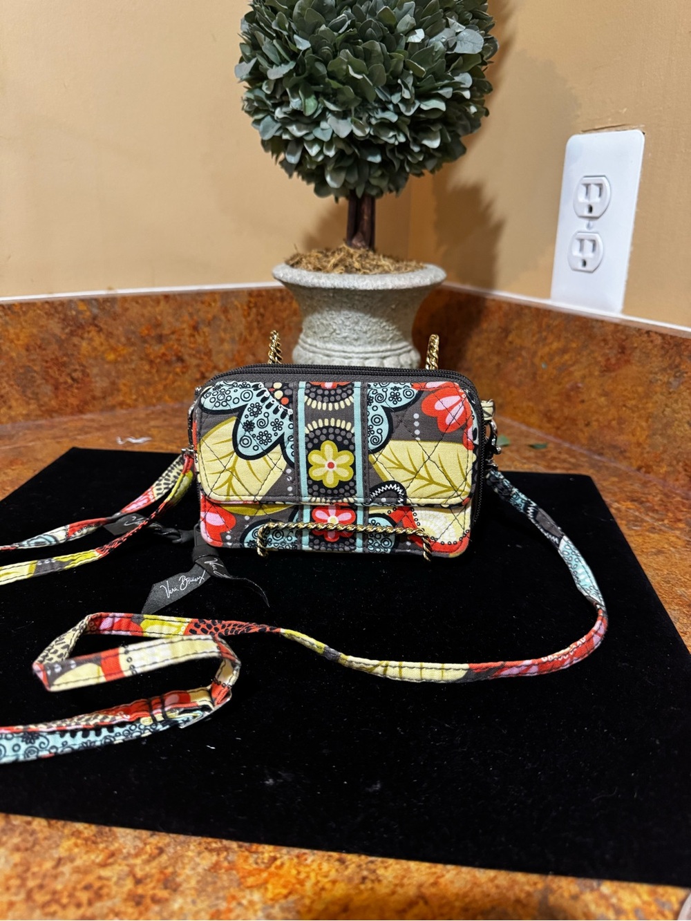Vera Bradley All-In-One
Crossbody Wallet Wristlet, EUC